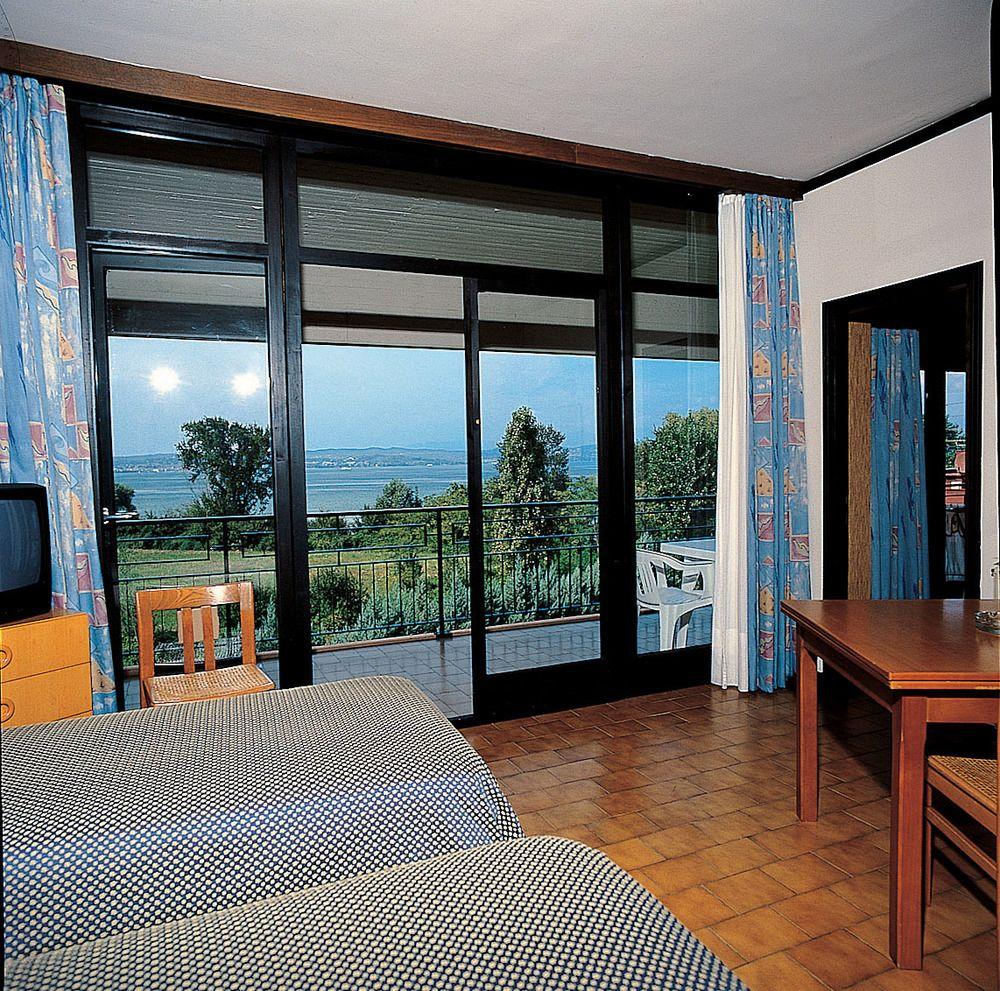 Hotel Residence Holiday Сирмионе Екстериор снимка