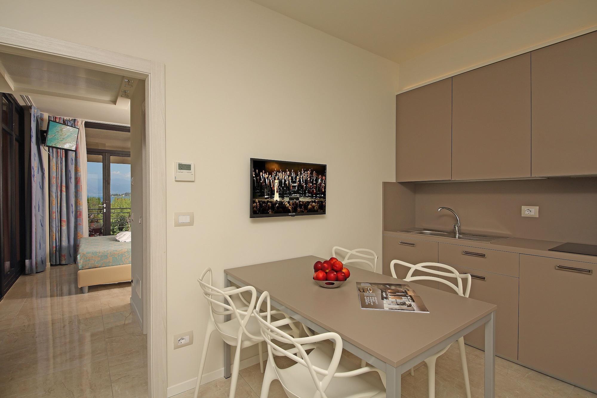 Hotel Residence Holiday Сирмионе Екстериор снимка