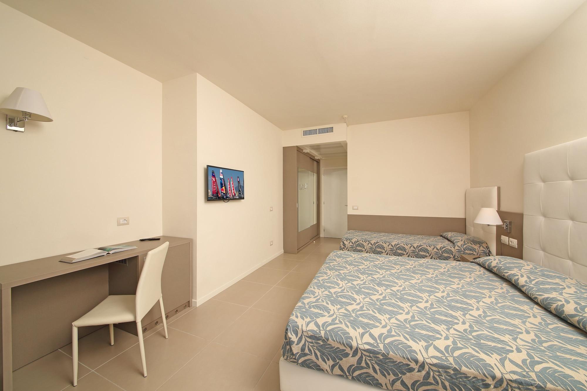 Hotel Residence Holiday Сирмионе Екстериор снимка