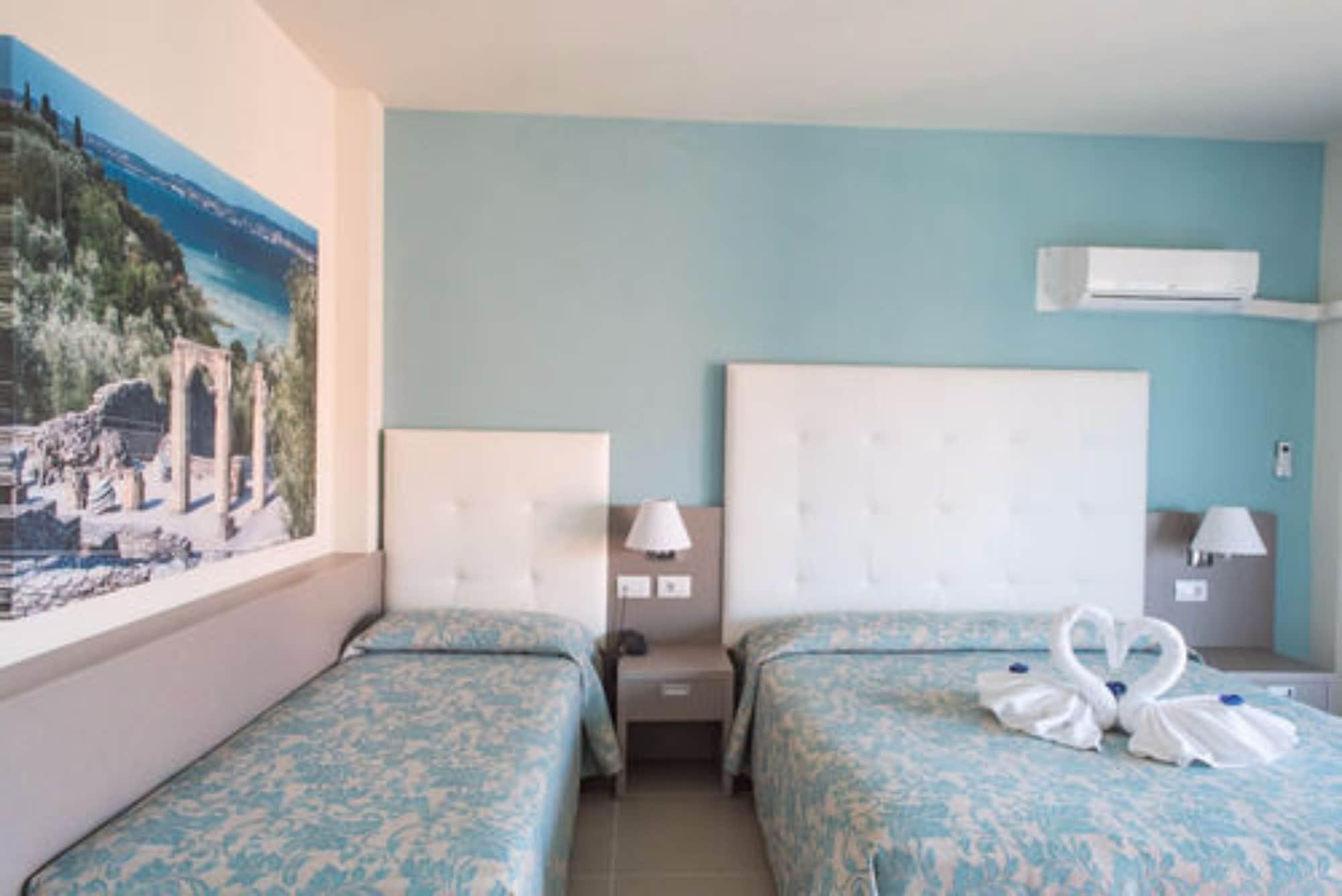 Hotel Residence Holiday Сирмионе Екстериор снимка