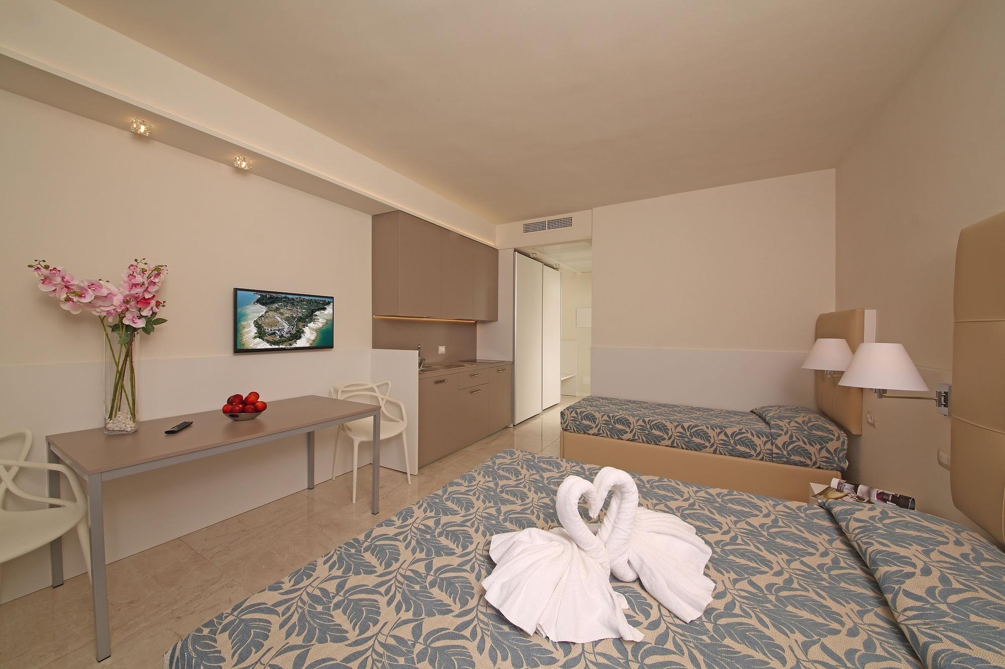 Hotel Residence Holiday Сирмионе Екстериор снимка