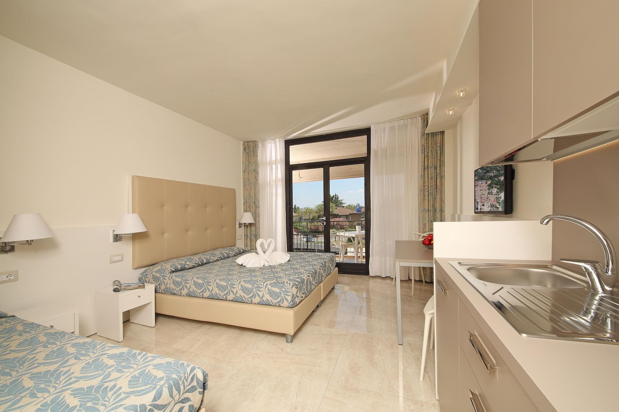Hotel Residence Holiday Сирмионе Екстериор снимка