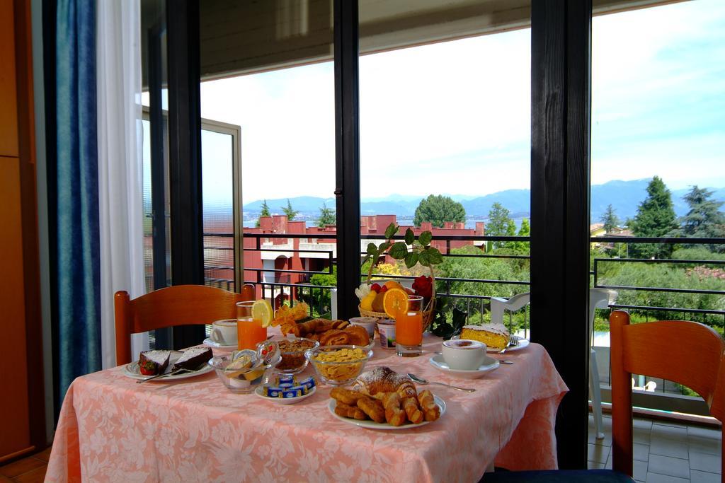 Hotel Residence Holiday Сирмионе Екстериор снимка