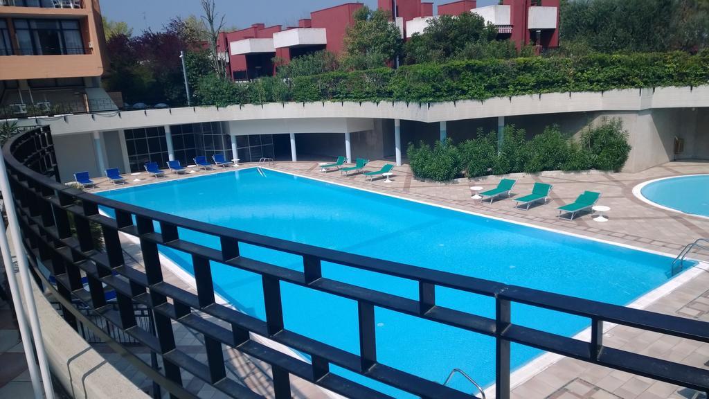 Hotel Residence Holiday Сирмионе Екстериор снимка