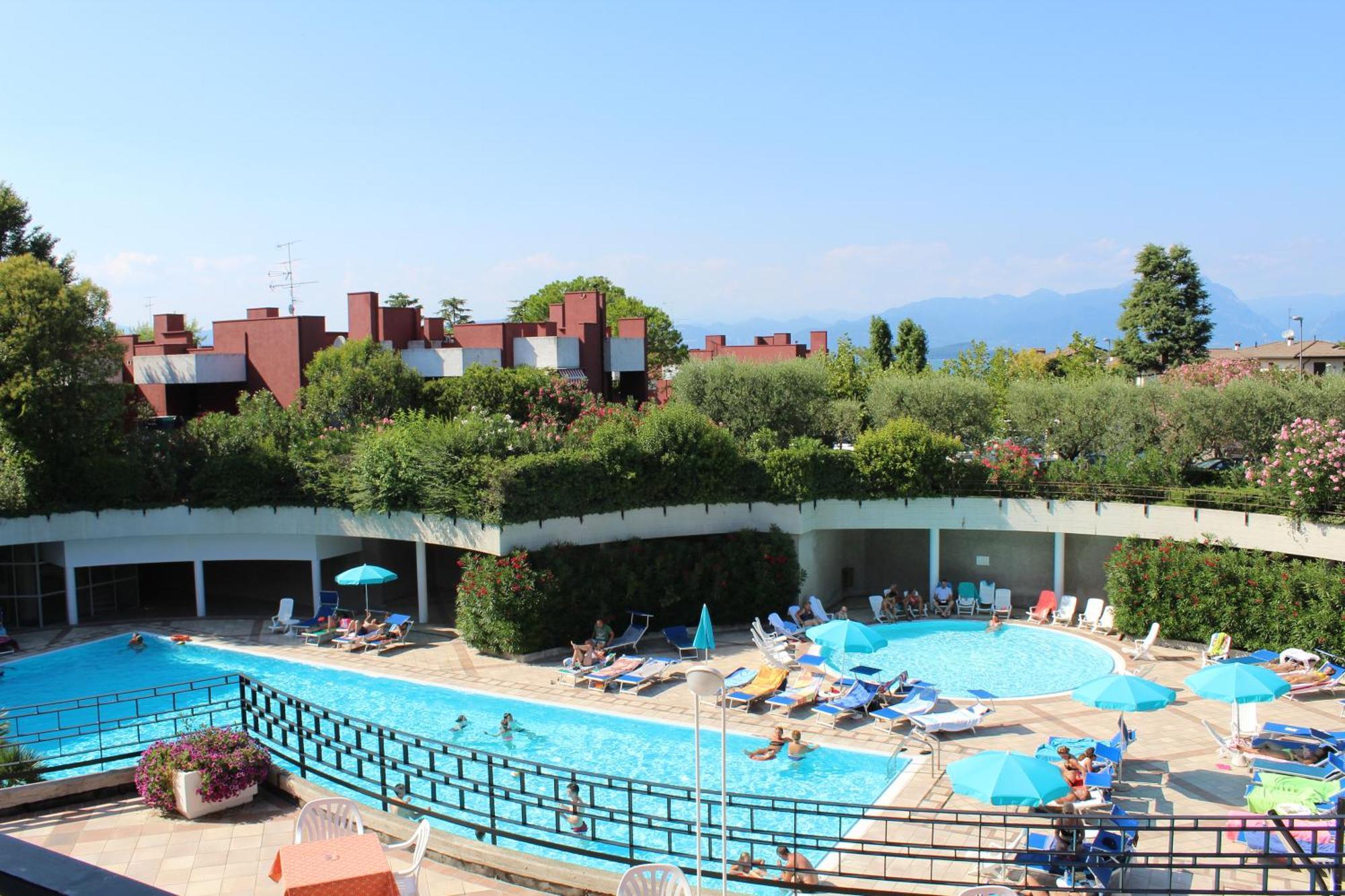 Hotel Residence Holiday Сирмионе Екстериор снимка