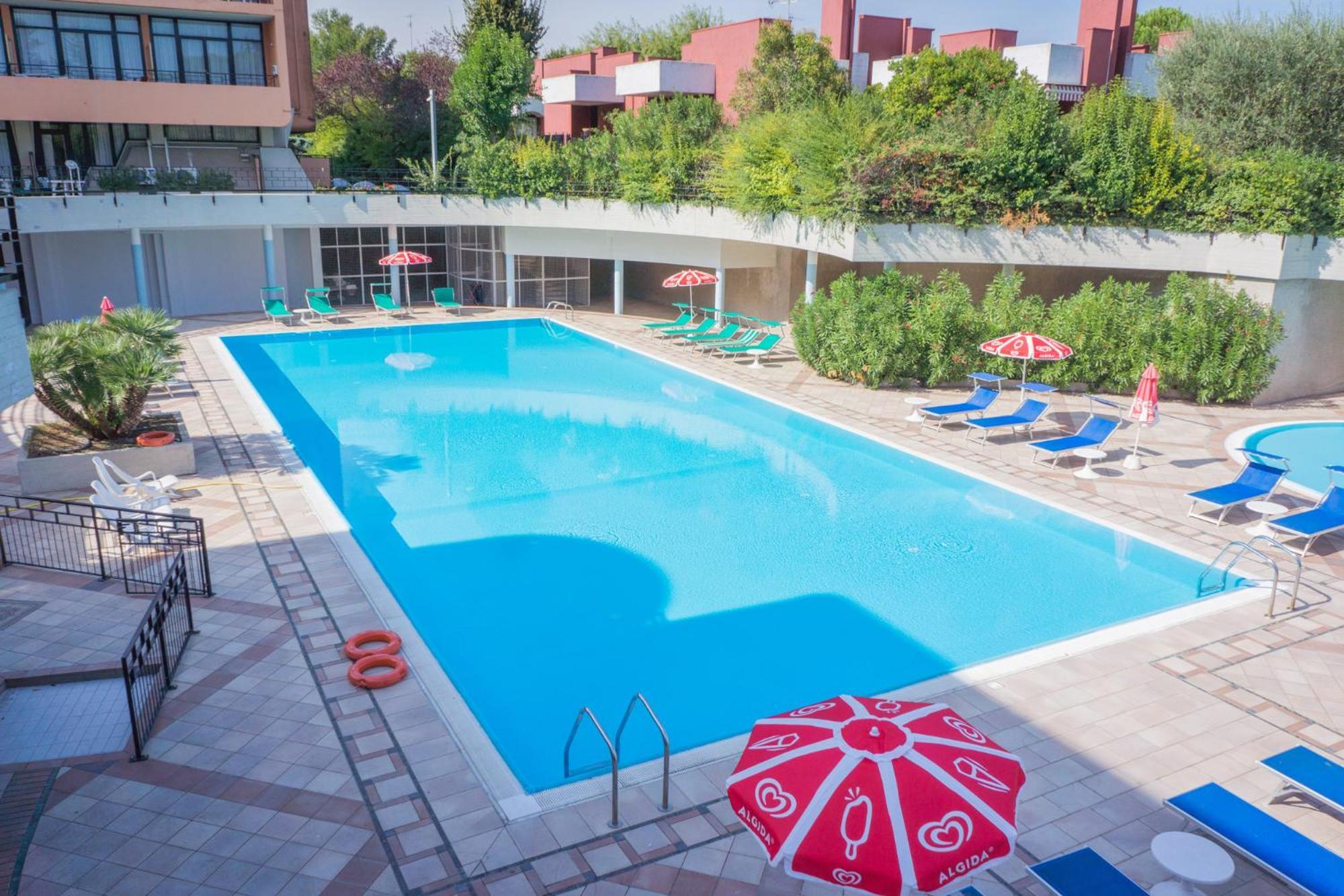 Hotel Residence Holiday Сирмионе Екстериор снимка
