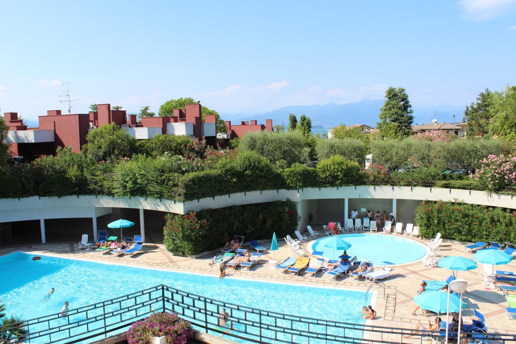 Hotel Residence Holiday Сирмионе Екстериор снимка