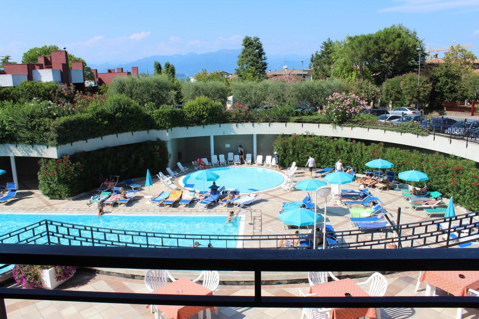 Hotel Residence Holiday Сирмионе Екстериор снимка