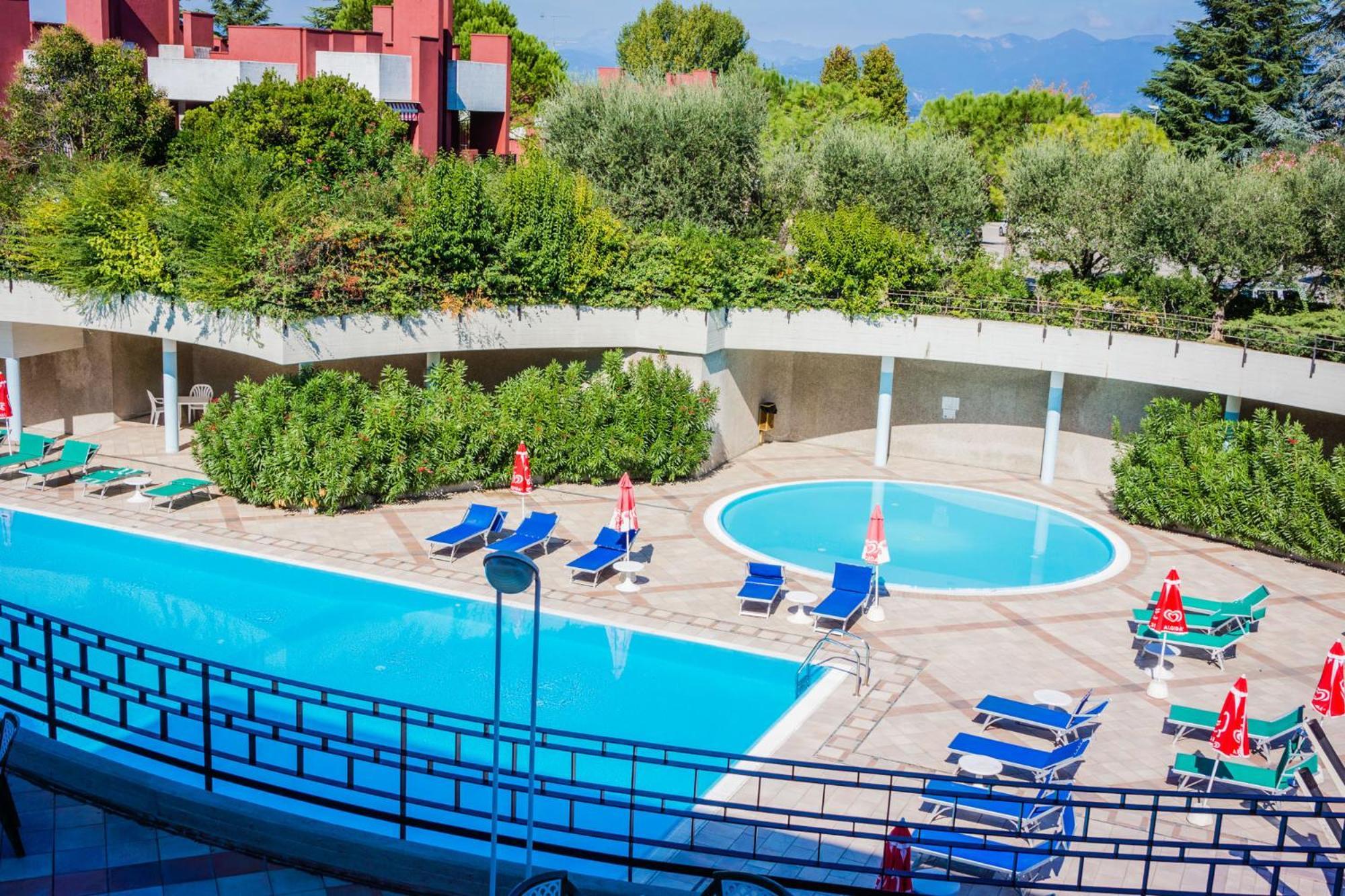 Hotel Residence Holiday Сирмионе Екстериор снимка