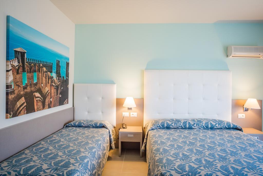 Hotel Residence Holiday Сирмионе Екстериор снимка