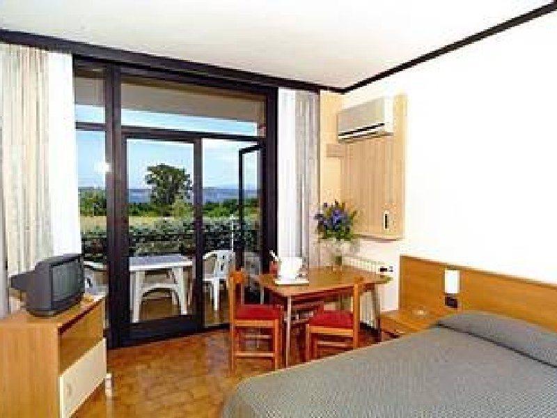Hotel Residence Holiday Сирмионе Стая снимка