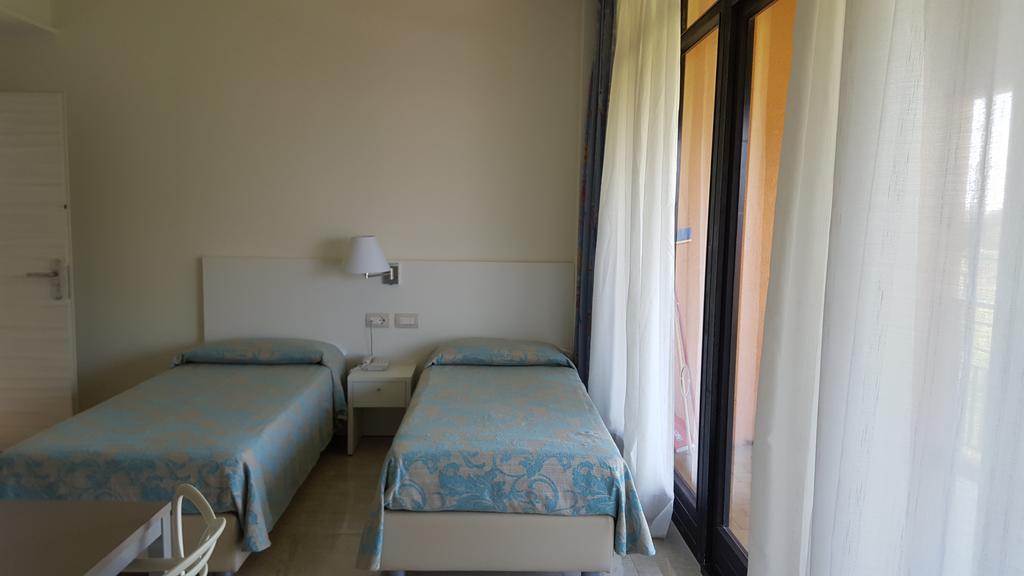 Hotel Residence Holiday Сирмионе Екстериор снимка