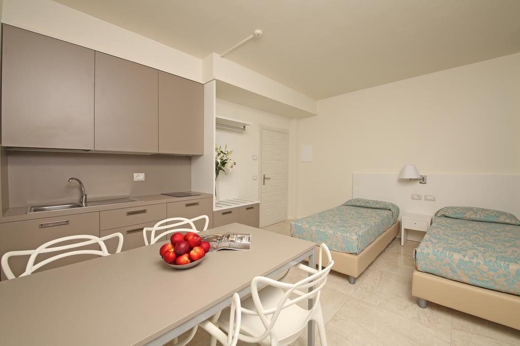 Hotel Residence Holiday Сирмионе Екстериор снимка