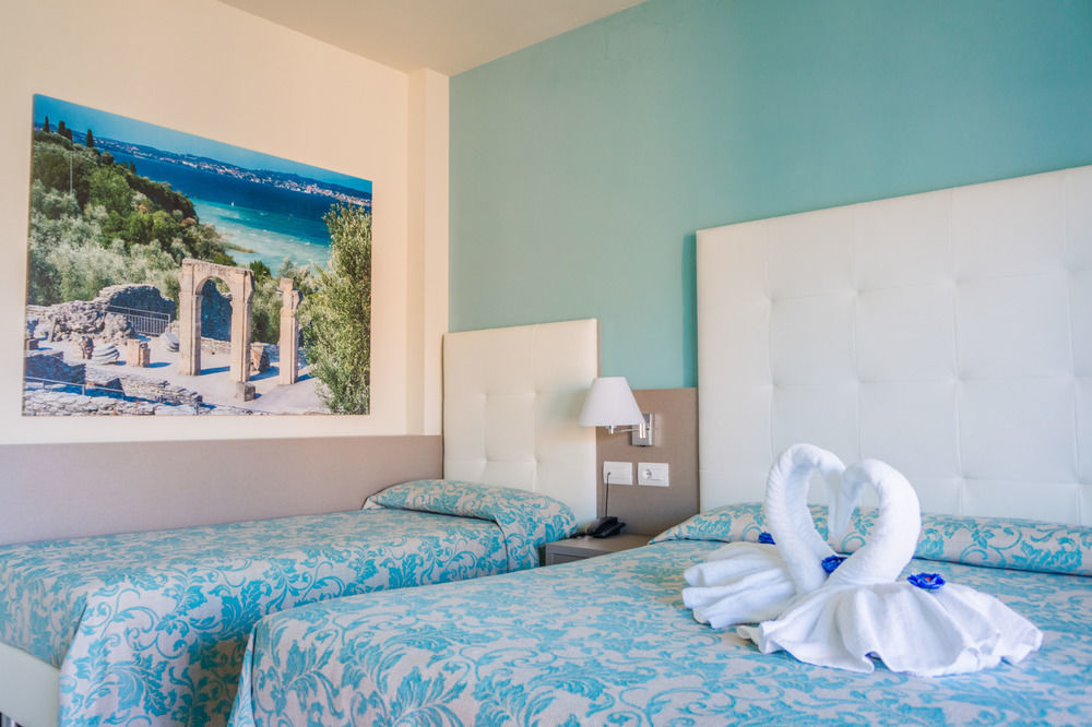 Hotel Residence Holiday Сирмионе Екстериор снимка