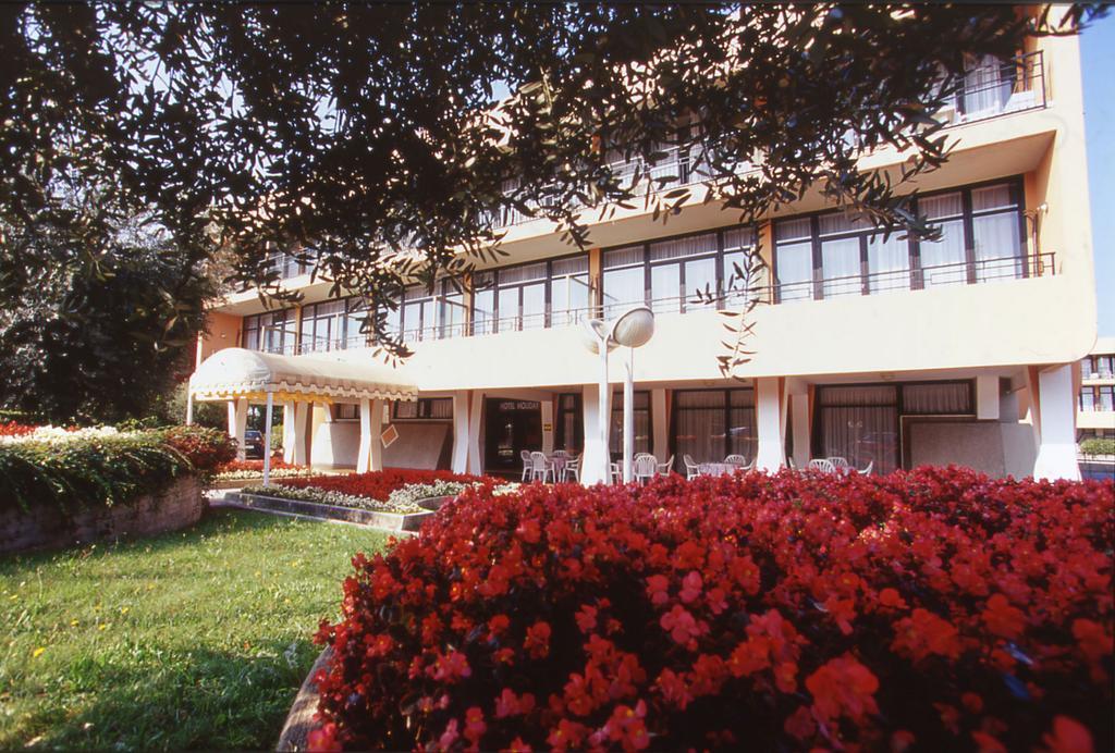 Hotel Residence Holiday Сирмионе Екстериор снимка
