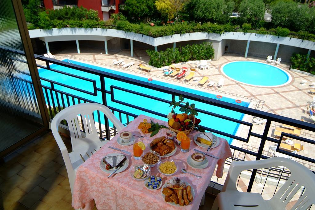 Hotel Residence Holiday Сирмионе Екстериор снимка