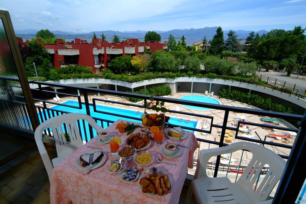 Hotel Residence Holiday Сирмионе Екстериор снимка